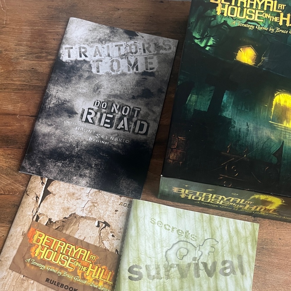 Betrayal at House on the Hill Board Game - Green and Yellow 2nd Edition - Picture 4 of 4